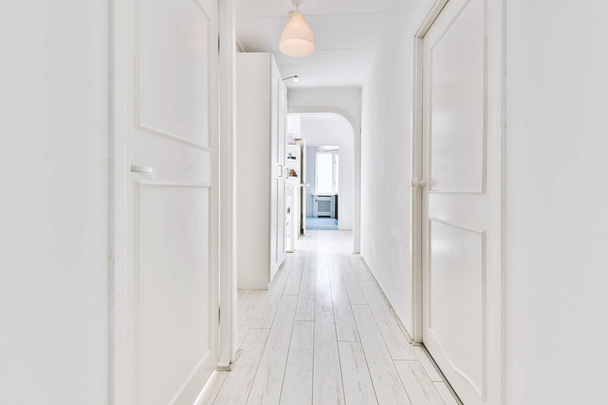 Длинный пустой коридор - Фото, изображение