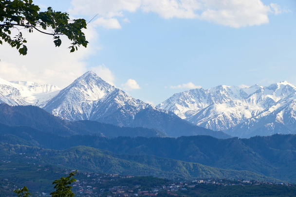 άποψη των βουνών που καλύπτονται με χιόνι πάνω από την πόλη Almaty, Καζακστάν. ορεινό τοπίο - Φωτογραφία, εικόνα