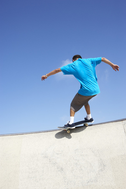 Teenage Boy In Skateboard Park - Zdjęcie, obraz
