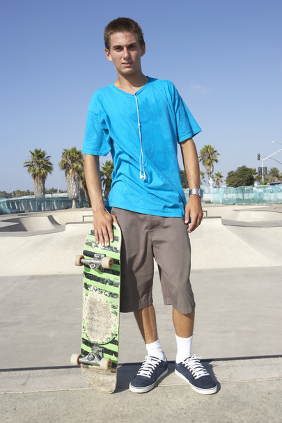 Teenage Boy In Skateboard Park - Valokuva, kuva