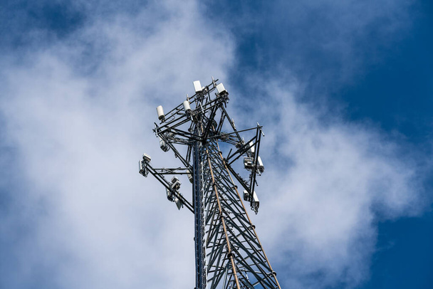 Mavi gökyüzüne karşı geniş bant internet hizmeti sağlayan cep telefonu veya mobil servis kulesi - Fotoğraf, Görsel