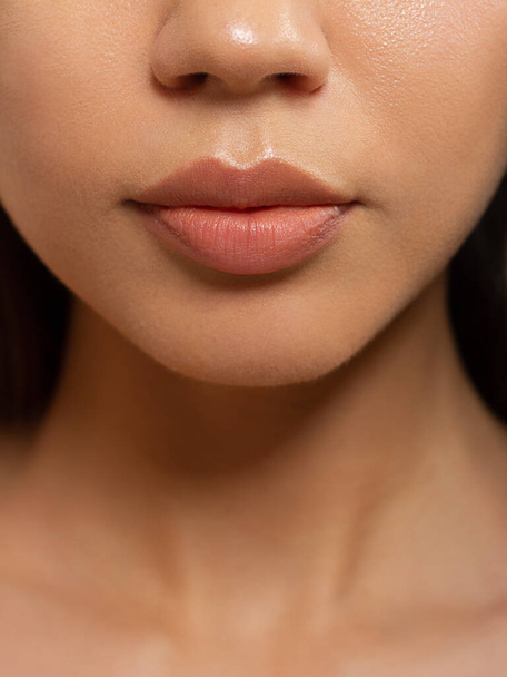 Sexual full lips. Natural gloss of lips and woman's skin. The mouth is closed. Increase in lips, cosmetology. Natural lips. Great summer mood with open eyes. fashion jewelry. Pink lip gloss - Foto, imagen