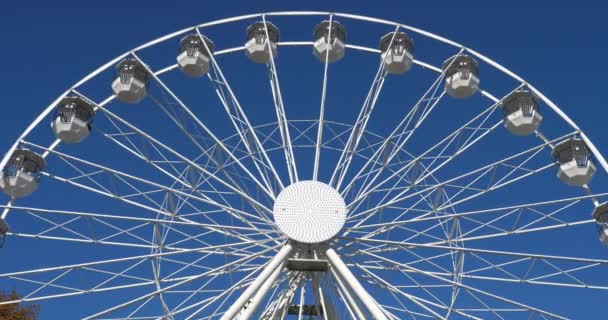  Ferris wiel in actie tegen een blauwe lucht. - Video