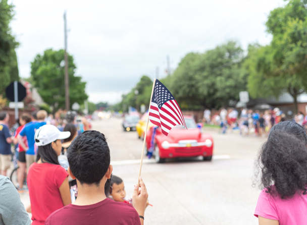 独立記念日ストリートパレードのお祝いにアメリカの旗を振る多様な人々 - 写真・画像