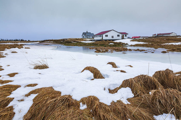 Sur de Islandia Ruta 1 nevada Invierno al atardecer y cielo y paisaje dramáticos. - Foto, imagen