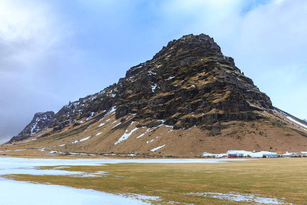 Sur de Islandia Ruta 1 nevada Invierno al atardecer y cielo y paisaje dramáticos. - Foto, imagen
