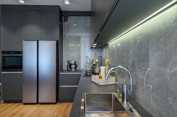 Moderno gran lujo gris oscuro cocina primer plano - Foto, Imagen