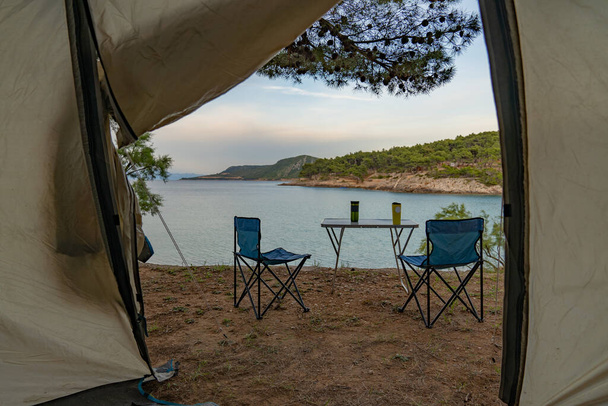Adriyatik Denizi 'ne bakan plajdaki turistik çadırın içini görün. - Fotoğraf, Görsel