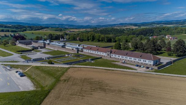 Légi drón panoráma a Mauthausen emlékhely közelében Linz, Ausztria egy meleg napos nyári napon. Szomorú maradék holokauszt, széles panoráma. - Fotó, kép