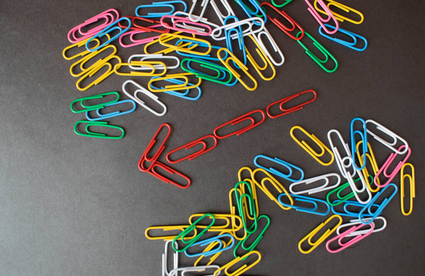 Selective focus.Colorful paper clips are arranged like arrows on a white background - Foto, imagen