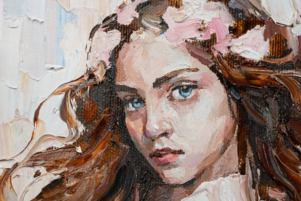 Portré egy fiatal, álmodozó lányról, göndör barna hajjal, titokzatos absztrakt háttérrel. A festmény olajban készül expresszív ecsetvonásokkal.. - Fotó, kép