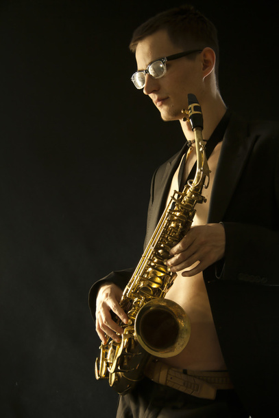 a fiatal jazzman egy szaxofon, fekete - Fotó, kép