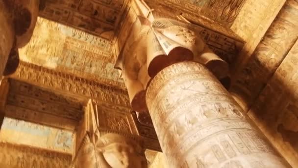 A templom bejárati oszlopait és hatalmas homlokzatát mutatja az ősi egyiptomi templomból. - Felvétel, videó
