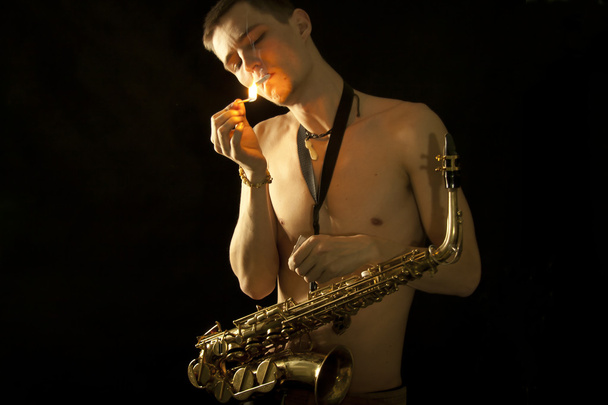 mladý Jazzmann získat světlo pro kouření - Fotografie, Obrázek