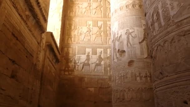 Ingangen muren van binnenuit tonen verbazingwekkende structuren en snijwerk met hiërogliefen inscripties - Video