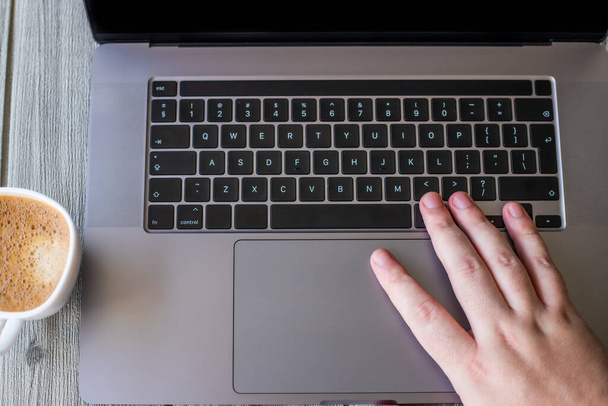 女性の手は、コンピュータのキーボードキーを押してポインティング新しいアイデアを書く。ワイヤレスノートブックキーパッドを使用して新鮮な思考を入力する女性の手のひらタップ. - 写真・画像