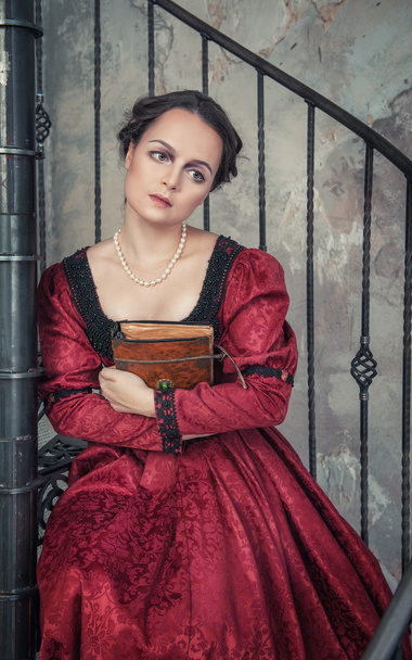 kitap ile Ortaçağ elbiseli güzel kadın - Fotoğraf, Görsel