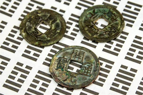I Ging, adivinación china con monedas
 - Foto, imagen