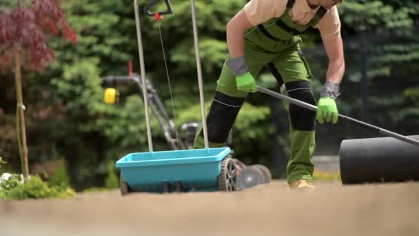 Backyard Garden Job. Raking Soil Before Grass Seeding - Séquence, vidéo