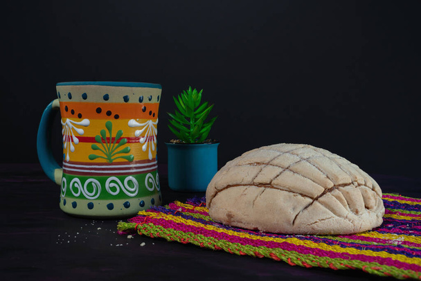 Conchaパン、メキシコの甘いスコーンと織りテーブルクロスのコーヒージャー. - 写真・画像