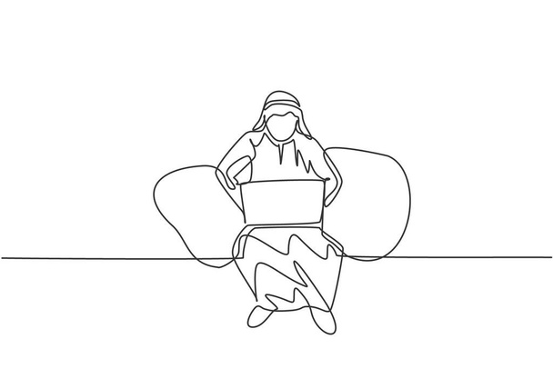 Jatkuva yhden linjan piirustus nuori arabi miespuolinen työntekijä istuu sohvalla kirjoittaessaan liike-ehdotus kannettavalla tietokoneella. Johtaja valmistelee työkonseptia. Piirrä piirtovektorin graafinen piirros. - Vektori, kuva
