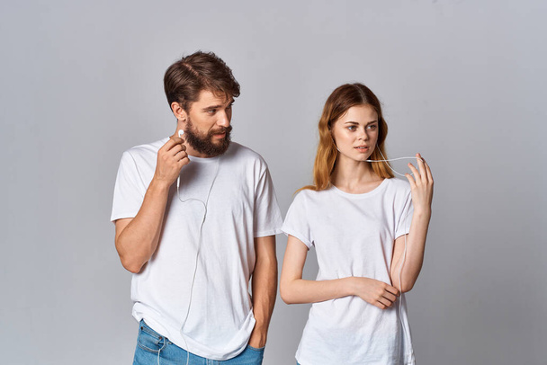 νεαρό ζευγάρι λευκά t-shirts δίπλα στον τρόπο ζωής ακούγοντας μουσική φιλία - Φωτογραφία, εικόνα