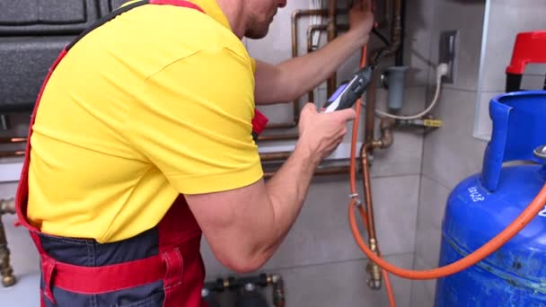 HVAC Worker Looking For Gas Leaks Inside Residential Heater - Filmagem, Vídeo