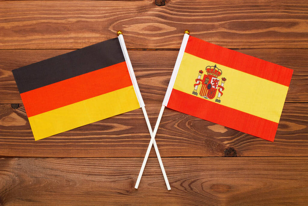 Almanya bayrağı ve İspanya bayrağı birbirleriyle çarpıştı. Görüntü ülkeler arasındaki ilişkiyi gösteriyor. Video haberleri ve internet ve medya makaleleri için fotoğrafçılık. - Fotoğraf, Görsel