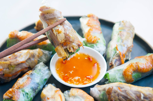 Βιετναμέζικα φρέσκα ανοιξιάτικα ρολά με γαρίδες, λαχανικά και ντιπ σάλτσες - Φωτογραφία, εικόνα