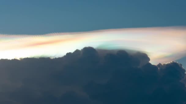 Прекрасний часовий відблиск природи Iridescent Pileus Cloud на небі - Кадри, відео