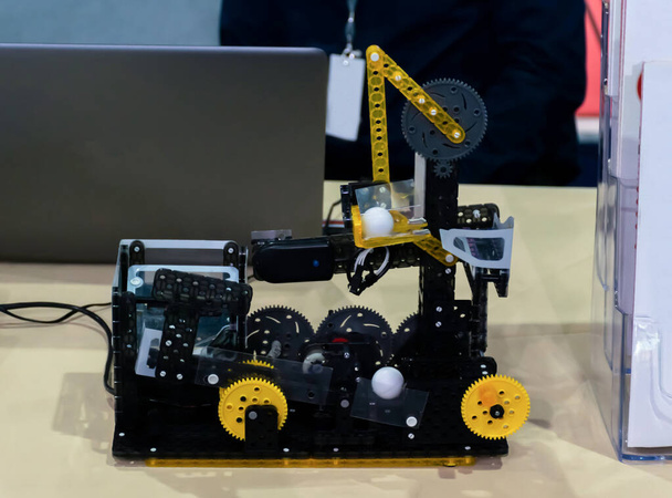 juguete robot de coche para ensamblarse - Foto, imagen