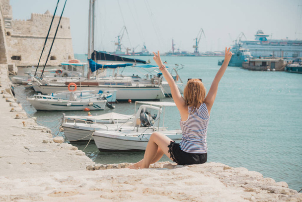 Concept d'aventure, repos femme rousse en Grèce, vacances et vacances - Photo, image