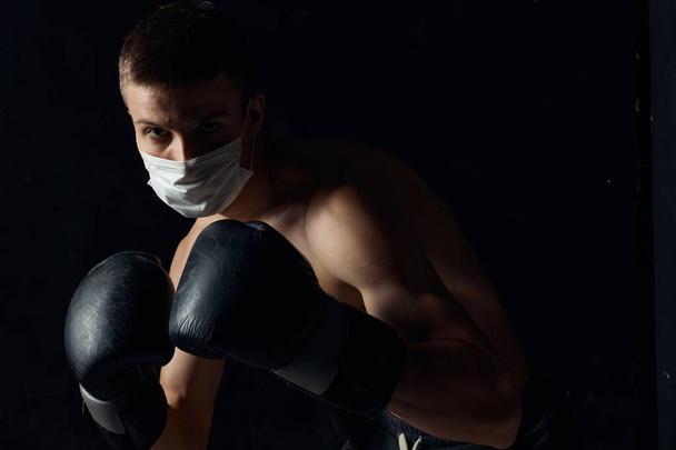 хлопець в медичній масці і в боксерських рукавичках на ізольованому фоні обрізаний вид Копіювати простір
 - Фото, зображення