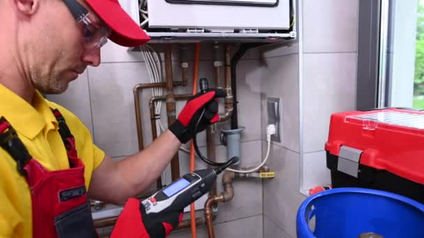 HVAC Technician with Gas Leak Detector in His Hands Checking on Levels - Filmati, video