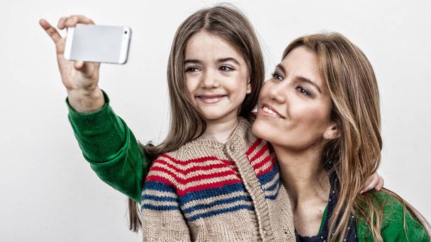 Matka a dcera, že selfie doma na Vánoce. - Fotografie, Obrázek