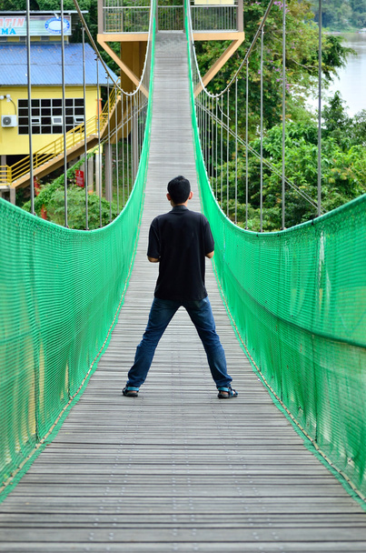 Hombre en el puente colgante
 - Foto, Imagen