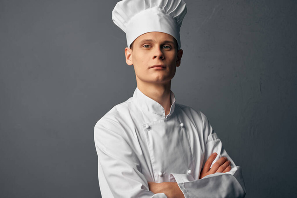 Cheerful chef dobrou as mãos na frente dele trabalho uniforme - Foto, Imagem