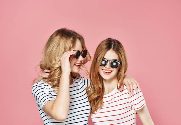 дві красиві подружки в барвистих окулярах дружба літо веселощі
 - Фото, зображення