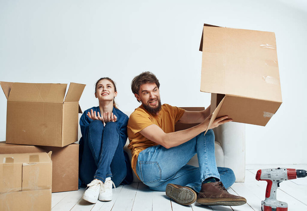 alegre joven pareja cajas con cosas nuevo vivienda familia - Foto, imagen