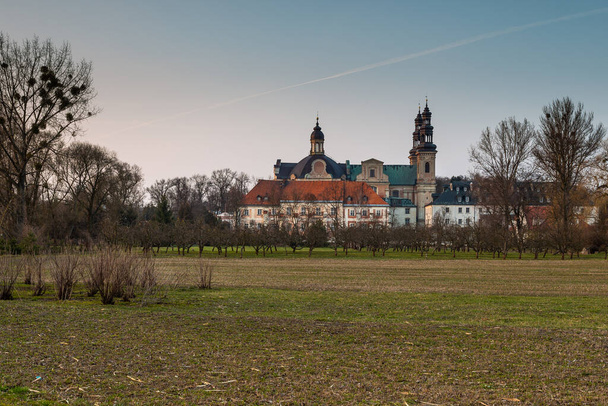 Lad Abbey is een voormalig cisterciënzerklooster in Lad, Polen. Lad Abbey wordt aangewezen als officieel Pools Historisch Monument. - Foto, afbeelding