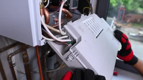 HVAC Pro Pracovník Oprava plynového ohřívače - Záběry, video