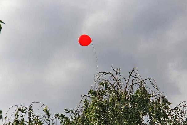  воздушный шар, который сбежал на свободу парит в бурном небе - Фото, изображение