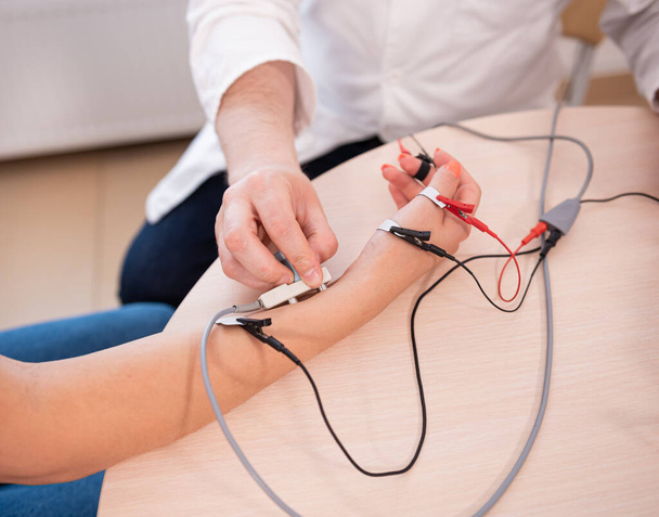 Patient nerves testing using electromyography at medical center - Foto, Imagen