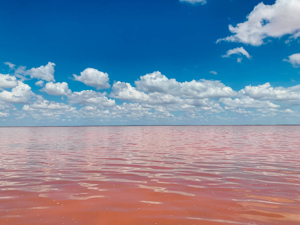 beau paysage de lac salé avec de l'eau de rose et ciel bleu - Photo, image