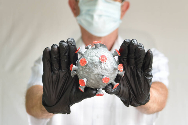 Le mani di un uomo in guanti respingono il virus - Foto, immagini