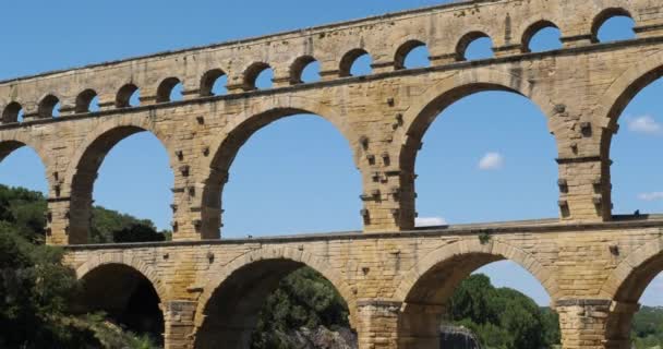 Римский мост Пон-дю-Гард и река Гардон, Ресмулин, Гард, Окситания, Франция - Кадры, видео