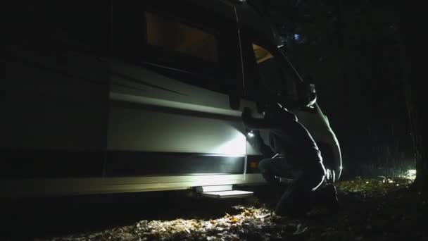 Lopás zseblámpával Megnyitás Breaking To Modern Camper Van - Felvétel, videó