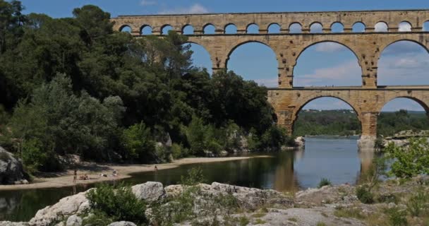 Puente Romano Pont du Gard y el río Gardon, Resmoulins, Gard, Occitanie, Francia - Metraje, vídeo