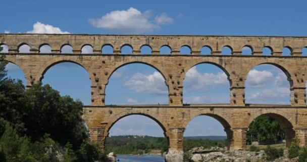 Римский мост Пон-дю-Гард и река Гардон, Ресмулин, Гард, Окситания, Франция - Кадры, видео