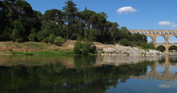 The Roman Bridge Pont du Gard and the Gardon River, Resmoulins, Gard, Occitanie, Γαλλία - Πλάνα, βίντεο